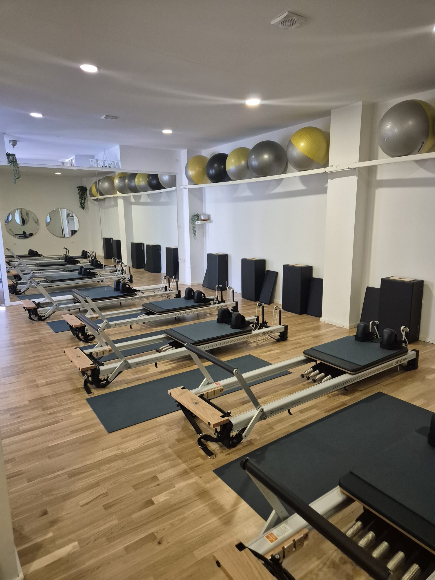 Reformeri poredani u svijetloj dvorani studija